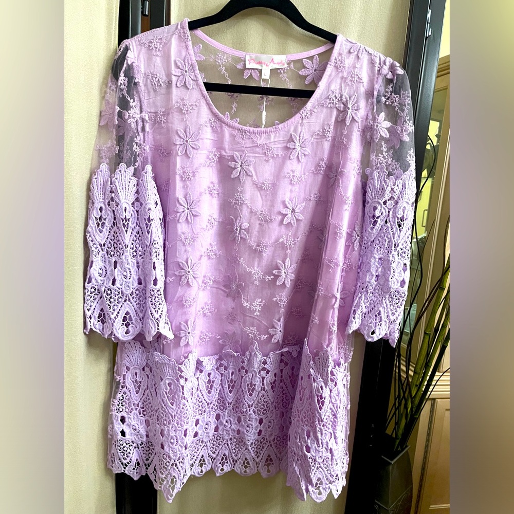 NWT Lavender Lace Floral Top in Size Large.
